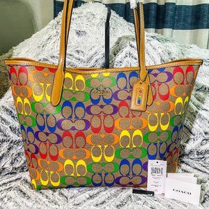 🎉HOST PICK🎉 BNWT - COACH CITY TOTE & CORNER ZIP WRISTLET IN RAINBOW SIG CANVAS